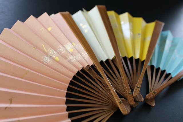 箔を使ったクラシックな紙扇子 京都