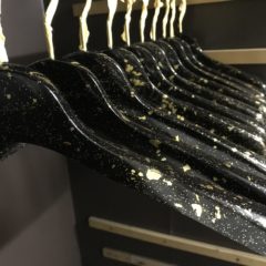 kiwakotoさんのハンガーに金砂子の加工を施させて頂きました。