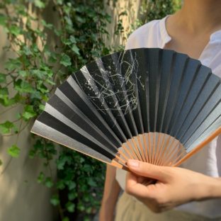 京扇子 箔図 image2 黒 焼き煤骨