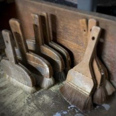 伝統的にカスタマイズして使う扇子の箔押しに使う道具。